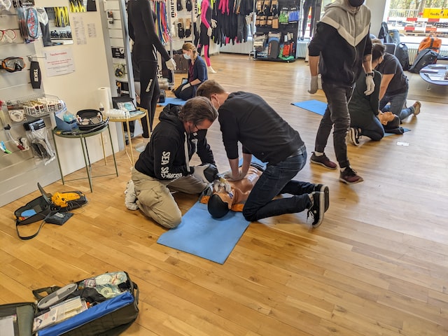 People learning first aid/ CPR. Photo by Martin Splitt/ Unsplash